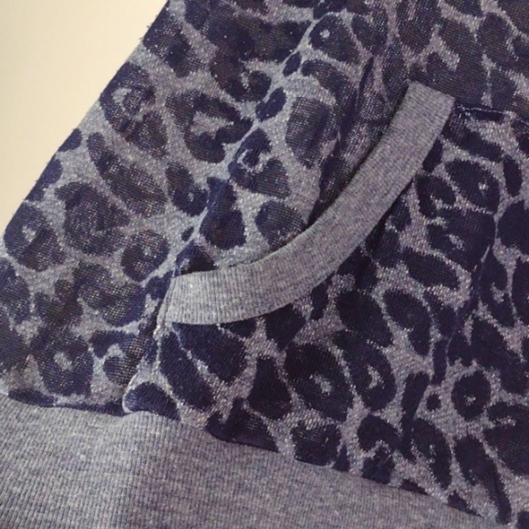 C♥️BUNDLE ONLY♥️FRVR 21 Black & Midnight Blue Leopard Hand Pouch Pullover… - Picture 5 of 9